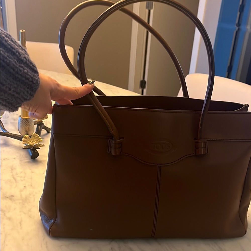 Tod's Brown Tote Bag with Structured Design and Spacious Interior
